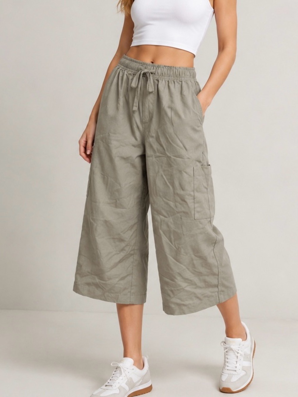 Basic Editions Women’s Relaxed Fit Twill Capri Cargo Pants Elastic Waist Khaki M